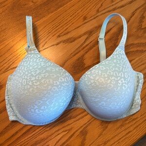 Victoria Secret lace rhinestone bra
Very beautiful pale turquoise padded bra